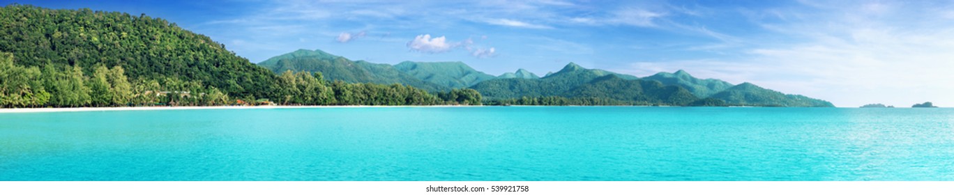 Красивый тропический остров Таиланда панорамный с пляжем, белым морем и кокосовыми пальмами для отдыха фон концепции