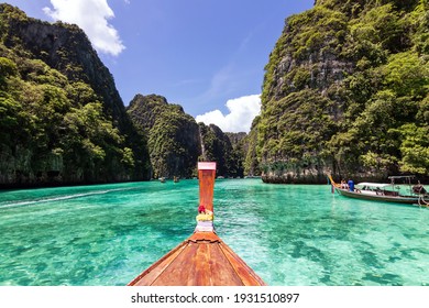 Der wunderschöne türkisfarbene Ozean von Pileh Lagoon ist ein sehr schöner Ort und eine der beliebtesten Touristenattraktionen auf der Insel Phi Phi Le in Krabi, Thailand.