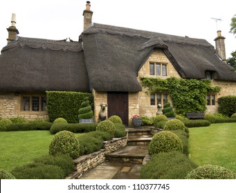 Beautiful Upper Class Cottage With Thatched Roof And A Pretty Garden In The Village Of Chipping Campden, Cotswold, United Kingdom.