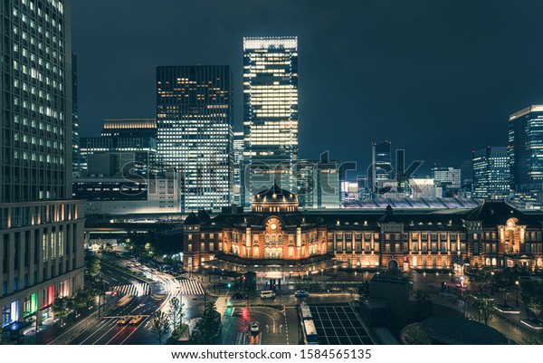 日本の丸の内ビジネス街では 夕暮れの空の下に東京駅 ネオンナイトを持つ美しい都市景観が見られます の写真素材 今すぐ編集