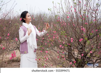 Beautiful Vietnamese Women Traditional Dress Smiling Stock Photo (Edit ...