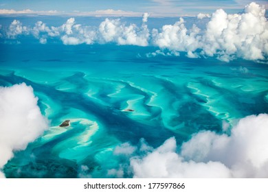 Hermosas vistas de las islas de Bahamas desde arriba