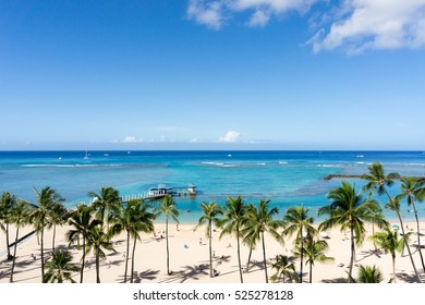 Beautiful view of the Duke Kahanamoku Beach - Honolulu, Hawaii 
