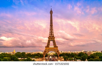 フランスのパリにある有名なエッフェル塔の美しい眺め。ヨーロッパで最も良い目的地はパリです。