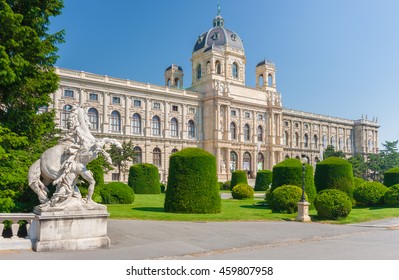 Schöne Aussicht auf das berühmte Naturhistorisches Museum mit Park und Skulptur an einem sonnigen Tag mit blauem Himmel im Sommer, Wien, Österreich