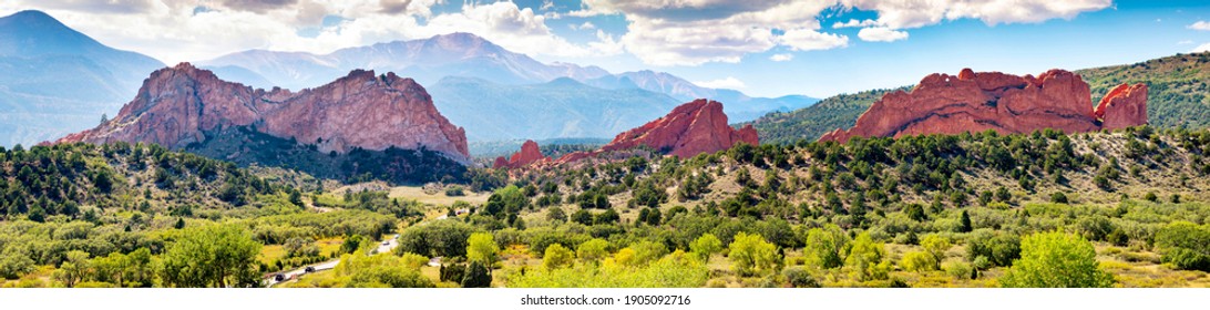 Beautiful View Of Garden Of The Gods In Colorado Springs. The Red Rock Stone Formations Rise Hundreds Of Feet Above The Desert Floor. In The Distance You Can See Pikes Peak And The Rocky Mountains.