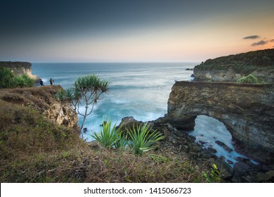 Pantai Karang Bolong Pacitan Menikmati Keindahan Pantai