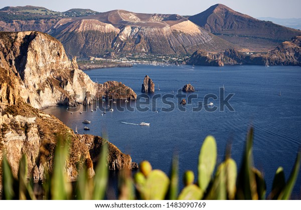 イタリア シシリア島 エオリア諸島の夕日に ベルヴェデレ クワトロッチから ヴルカノ島とリパリ島の美しい景色が見渡せます の写真素材 今すぐ編集