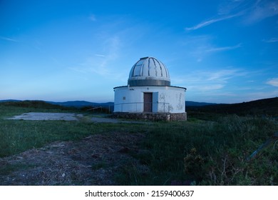 A beautiful view of the Sherwood Observatory building on grassland against a morning blue sky