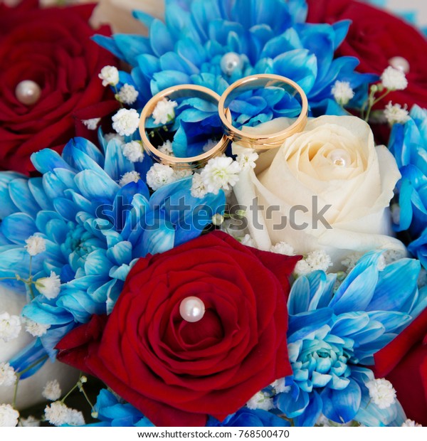 red and white roses wedding bouquet