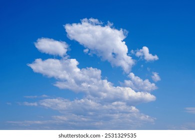 Hermosas nubes blancas contra