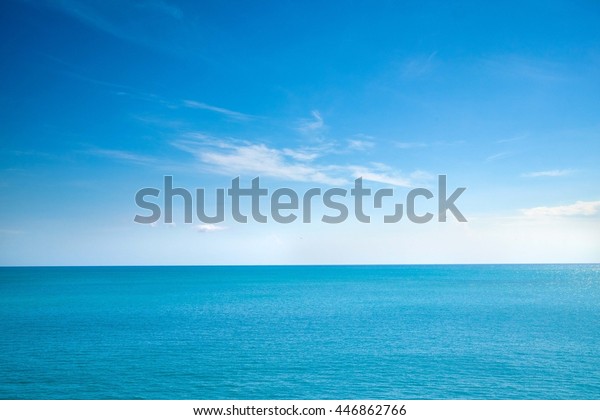 穏やかな海の上に青い空に美しい白い雲と日差しを反射するバリインドネシア 静かな水面の静かな海の調和 晴れた空と静かな青い海 水平線に雲のある鮮やかな海 の写真素材 今すぐ編集