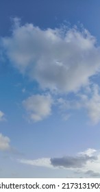 Beautiful White Clouds On Deep Blue Sky Background. Elegant Blue Sky Picture In Daylight. Large Bright Soft Fluffy Clouds Are Cover The Entire Blue Sky. Cumulus Clouds In Clear Blue Sky. No Focus