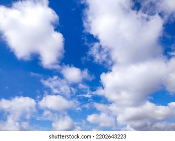 Beautiful White Clouds On Deep Blue Sky Background. Elegant Blue Sky Picture In Daylight. Tiny Small Soft White Clouds In The Blue Sky Background. Cumulus Clouds In Clear Blue Sky. No Focus