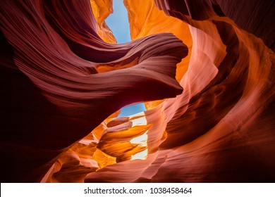 Schöner Weitwinkelblick auf erstaunliche Sandsteinformationen in dem berühmten Antelope Canyon an einem sonnigen Tag mit blauem Himmel nahe der Altstadt von Page am Powell, American Southwest, Arizona, USA
