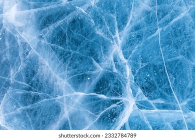 Hermosa textura de hielo azul natural de la superficie del lago Baikal congelado en días fríos. Naturaleza patrón abstracto de grietas blancas. Fondo estacional invernal, burla, puesta plana, en blanco, armario, vista superior
