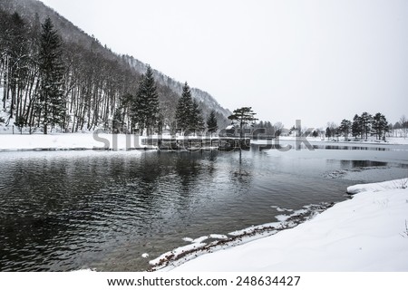 Helle Winterlandschaft im Alpendorf bei Sonnenuntergang