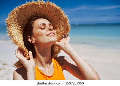 325,155 Woman beach hat Images, Stock Photos & Vectors | Shutterstock