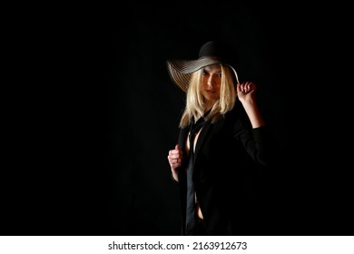 18,185 Mysterious woman in black hat Stock Photos, Images & Photography