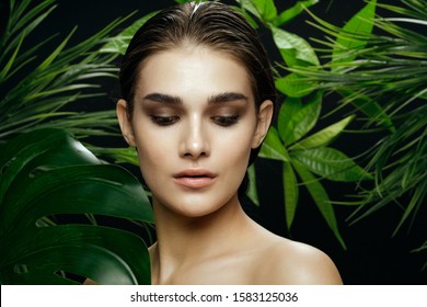 Pretty Woman Naked Shoulders Makeup Green Foto Stock Shutterstock