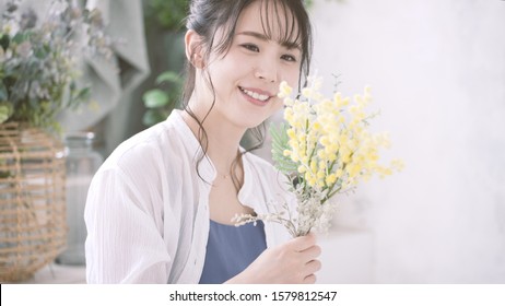 Beautiful woman doing a flower arrangement