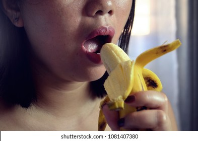 Eating bananas women 11 Side