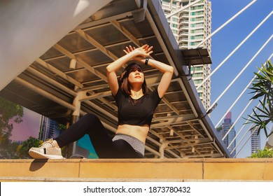 Beautiful Woman Exercised Outdoors, Blocking The Sunlight Shining On Her Face. But She Doesn't Hide Her Skin Because She Needs Vitamin D, Which Is An Important Part Of Building Strong Bones.