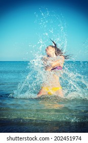 Schöne Frau springt aus dem Meer und hinterlässt einen großen Splash