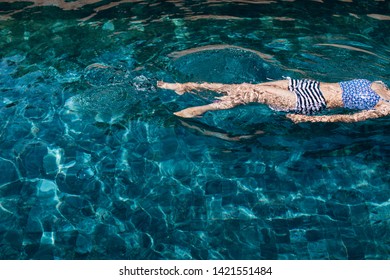 Beautiful Woman Legs Sunbathing Swimming Pool Stock Photo 1421551484 ...