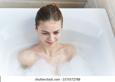 Beautiful Woman Naked Shoulders Bathroom White Foto De Stock