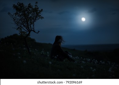 18,298 Silhouette woman moon Images, Stock Photos & Vectors | Shutterstock