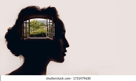 Mulher bonita com janela aberta com jardim na cabeça.