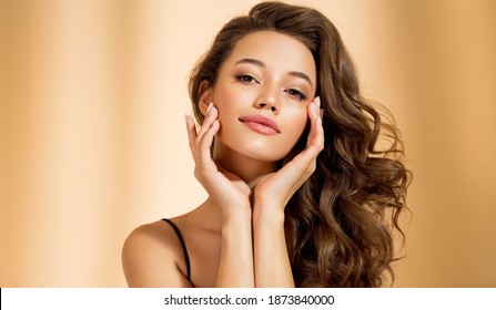 Schöne Frau mit perfektem Make-up auf beigem Hintergrund. Beauty- und Hautpflegekonzept