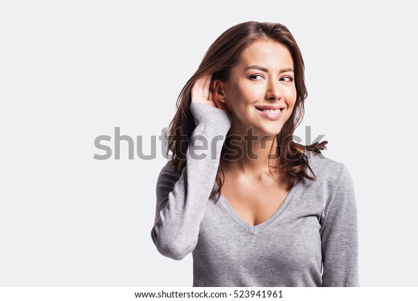 美しい女は耳に手を当てる 白い背景に何かを聞く若い女の子 の写真素材 今すぐ編集 美しい女は耳に手を当てる 白い背景に何かを聞く若い女の子 の写真素材 今すぐ編集