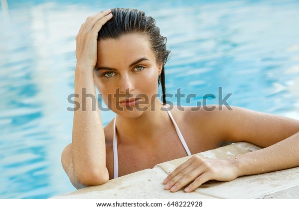 Beautiful Woman Relaxing Swimming Pool库存照片648222928 Shutterstock