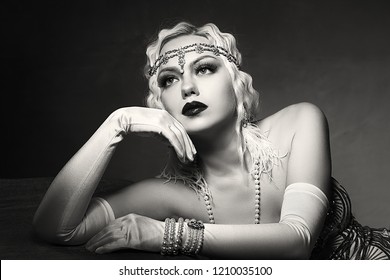 beautiful woman retro flapper style woman black and white foto, roaring 20s
