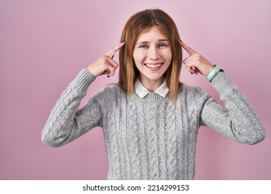 Beautiful Woman Standing Over Pink Background Smiling Pointing To Head With Both Hands Finger, Great Idea Or Thought, Good Memory 