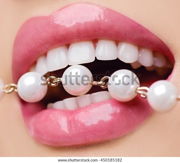 美しい女性の歯と唇 健康的な白い笑み 真珠の首飾りの付いた美人の女性の口 オーラルケア 歯のホワイトニングのコンセプト 口唇充填器 整形手術 の写真素材 今すぐ編集
