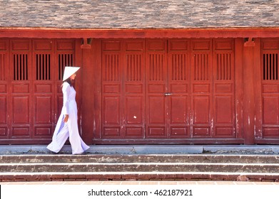 Beautiful  Woman With Vietnam Culture Traditional ,vintage Style,Hoi An Vietnam