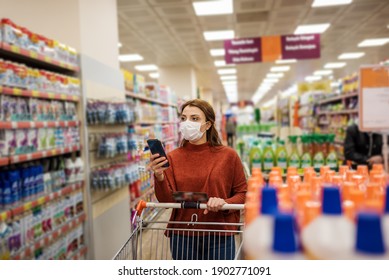 Schöne Frau mit Schutzmaske-Shopping in der Mall. Neues normales Konzept während der Pandemie Corona, covid19.
