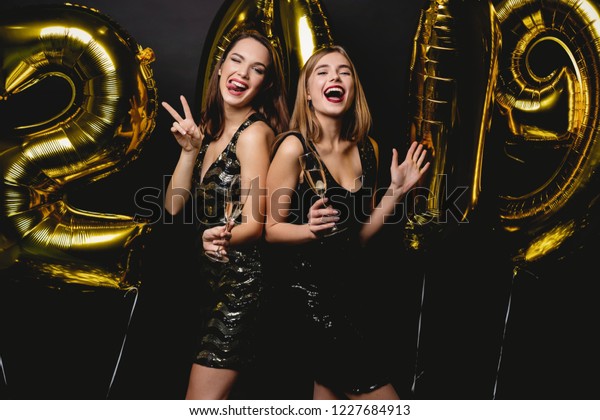 Beautiful Women Celebrating New Year Happy Stockfoto Jetzt