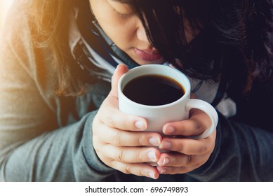 Beautiful women are drinking coffee in the morning. Beautiful woman drinking coffee Keep the body warm