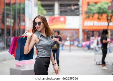 Beautiful women shopping on urban backgrounds. - Shutterstock ID 662859556