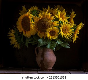 Beautiful Yellow Sunflower Still Life Bouquet Stock Photo 2213501581 ...