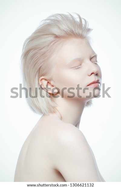 短い髪に薄い白い肌をした美しい若いアルビノ女性 スタジオの美人写真 コピー用スペース の写真素材 今すぐ編集