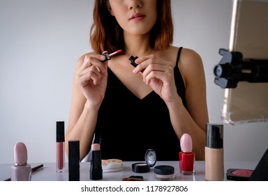 Beautiful Young Asian Woman Make Up Cosmetics.beauty Fashion.blogger Net Idol