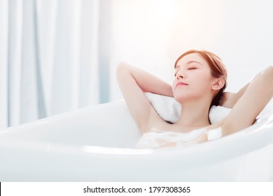 浴槽でくつろぐ美しいアジアの若い女性