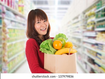 Beautiful Young Asian Woman Shopping In A Grocery Store/supermarket .