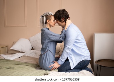 女性から キス の写真素材 画像 写真 Shutterstock