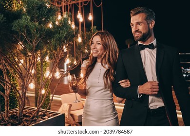 Schönes junges Ehepaar in Formenbekleidung verbringt Zeit für Nachtparty